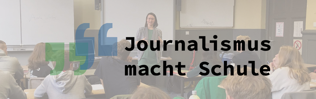 Logo und Schriftzug zum Projekt "Journalismus macht Schule!" platziert auf einem Hintergrundbild einer Schulklasse im Klassenraum und deren Lehrkraft im Klassenzimmer